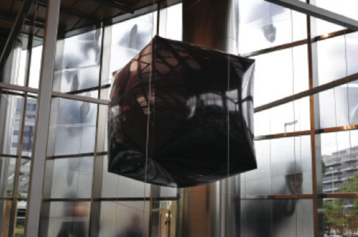 Metro-Mundo, 2009. Series included in the installation M2. Digital print on plastic cube filled with helium, 39.4 x 39.4 in. Serie de la Instalación M2. Fotografía digital sobre cubo de plástico con helio, 100 x 100 cm.