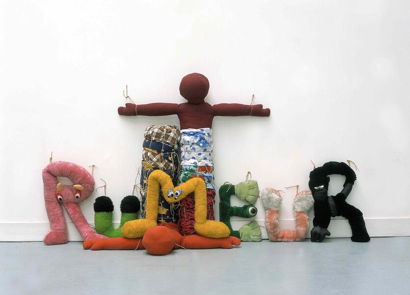 45- Rumor, 2000 - 2004 Tejidos, trozos de muñecos de peluche, cadenas 100 x 235 x 43 cm Colección Marin Karmitz