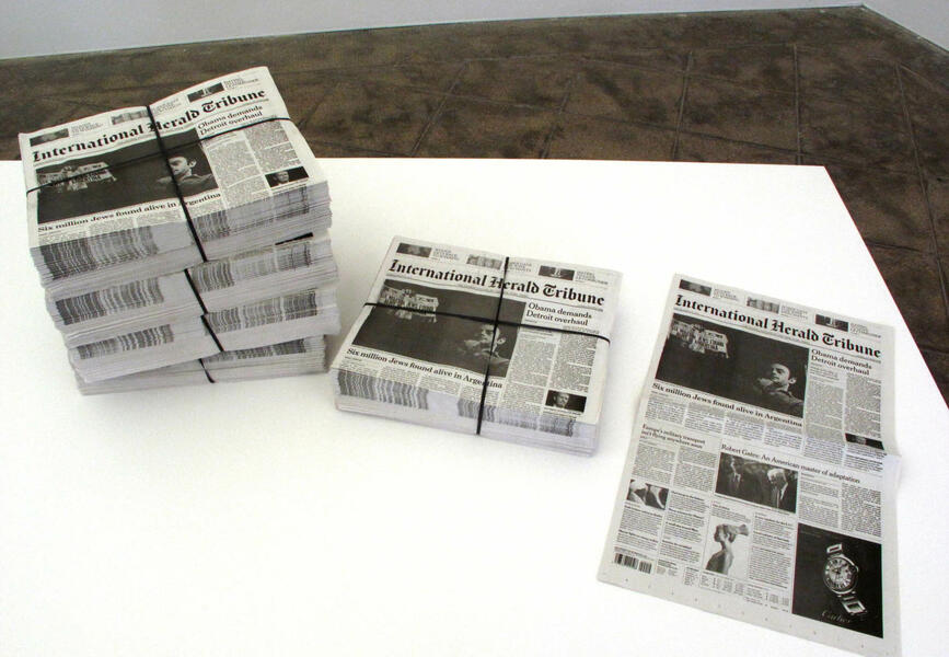  Lenny’s paper, 2009 Instalación 333 ejemplares manipulados del periódico HERALD TRIBUNE con Lenny Buce en portada Cortesía de ProjectSD, Barcelona  