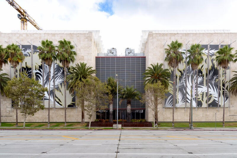 Argentine artists intervene the facade of a museum in Los Angeles