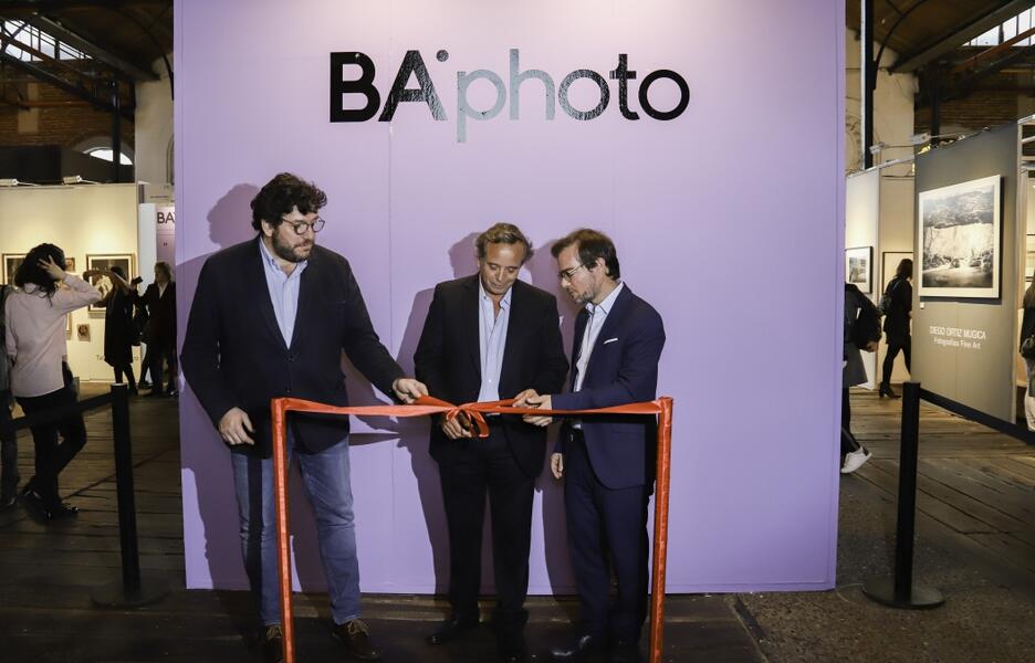 Avelluto, Costa Peuser y Avogadro cortando la cinta en la inauguración de BAphoto 2018. Ph: Francisca Etchegaray.