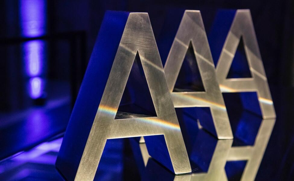 THE ARCO FOUNDATION AWARDS THE "A" PRIZES FOR COLLECTORS