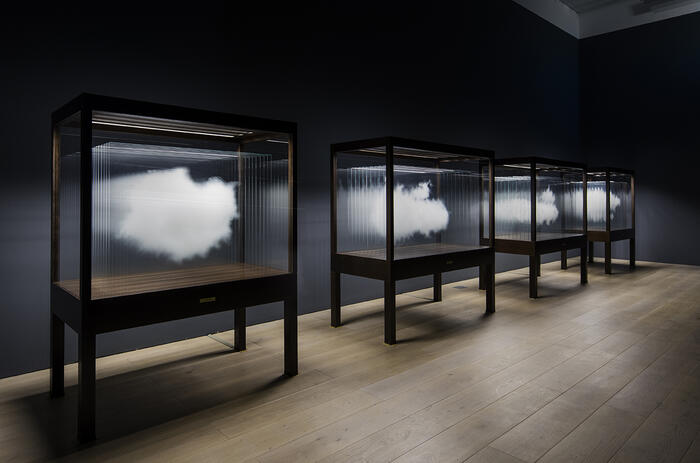 "Nube", 2018. Impresión digital de tinta cerámica sobre vidrio extra claro, vitrina de madera, luces led . 