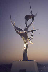 "Flama de la amistad", acero inoxidable, altura 7 m., Centro de Convensiones de la Ciudad de San Diego