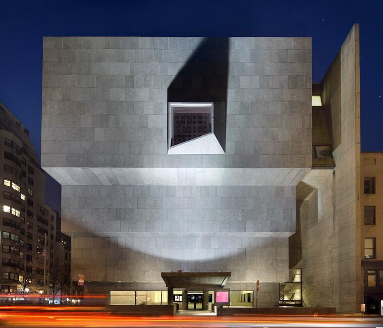 El Met Breuer el 18 de marzo de 2016. Fotografía de la fachada, por Ed Lederman.