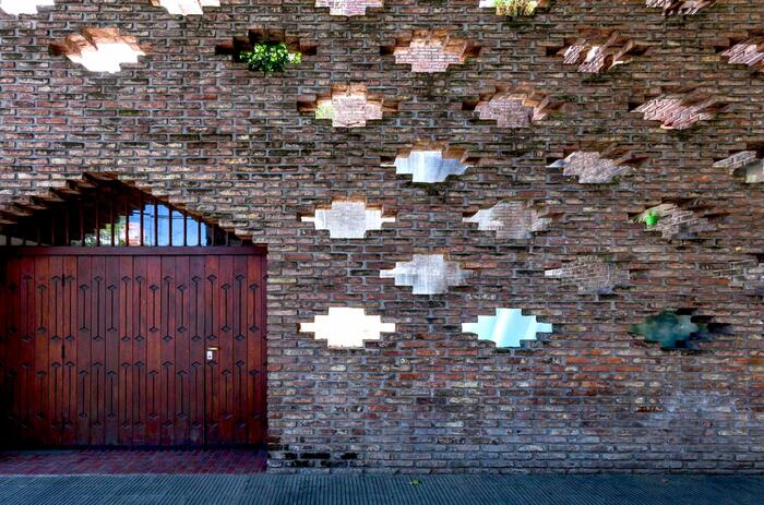 NO WALLS, BUT TRANSPARENCIES NO WALLS, BUT TRANSPARENCIES