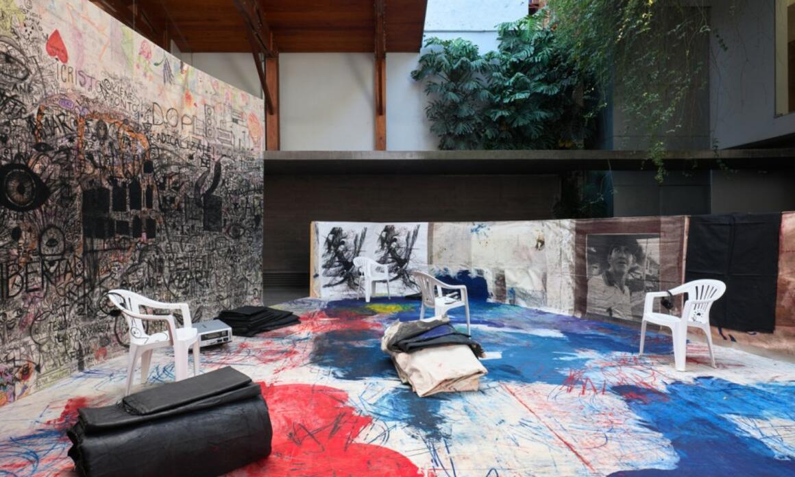 BETWEEN LAYERS AND COLLECTIVE TRACES: OSCAR MURILLO AT KURIMANZUTTO