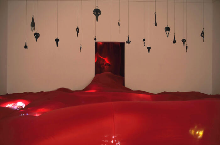 33- Casino, 2005 Seda roja pongee, cuerda, goma, elementos varios, fibra óptica, tubos fluorescentes, ventiladores, sistema computarizado Instalación 400 x 1600 x 1200 cm Cortesía de la artista y Galerie Marian Goodman, París/New York 33- Casino, 2005 Seda roja pongee, cuerda, goma, elementos varios, fibra óptica, tubos fluorescentes, ventiladores, sistema computarizado Instalación 400 x 1600 x 1200 cm Cortesía de la artista y Galerie Marian Goodman, París/New York