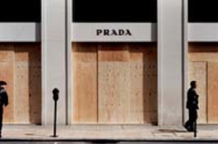 IMMO KLINK Prada De la serie Mayday at Mayfair, 2002 Fotografía color 120 x 180 cm Colección MUSAC IMMO KLINK Prada De la serie Mayday at Mayfair, 2002 Fotografía color 120 x 180 cm Colección MUSAC