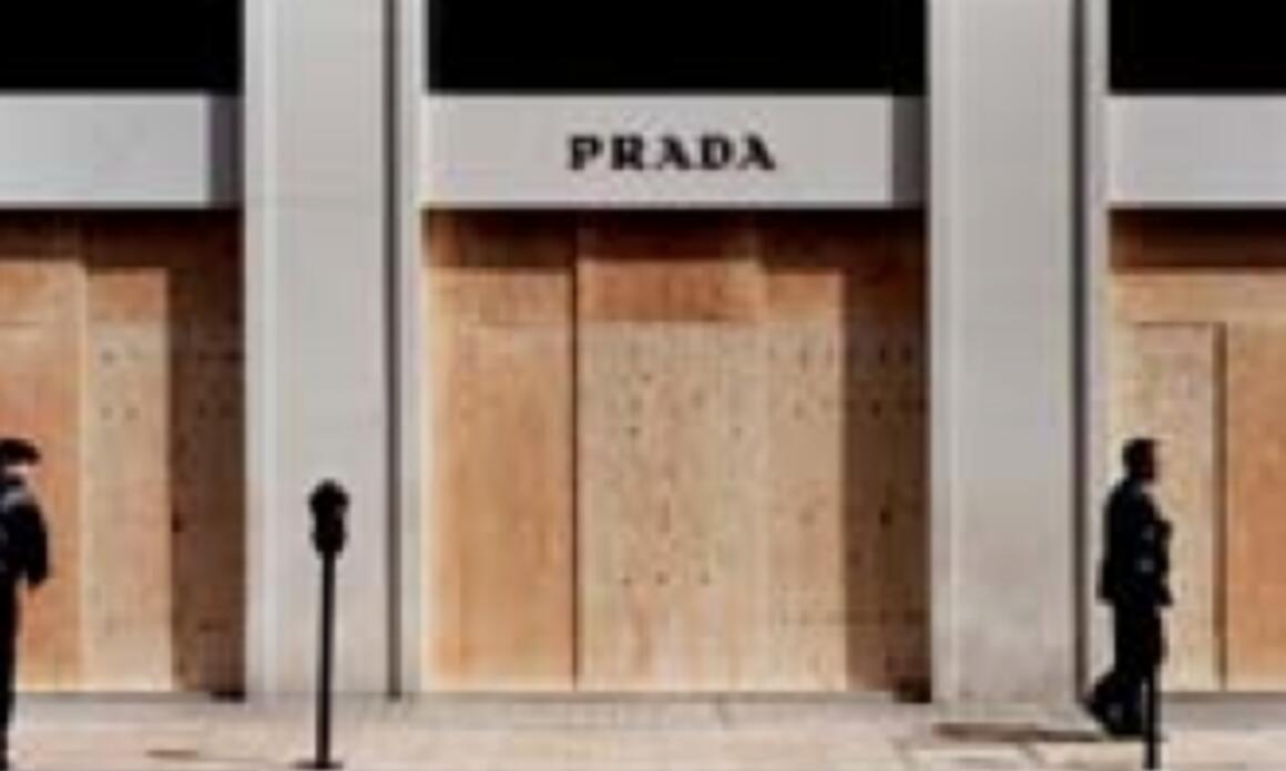 IMMO KLINK Prada De la serie Mayday at Mayfair, 2002 Fotografía color 120 x 180 cm Colección MUSAC