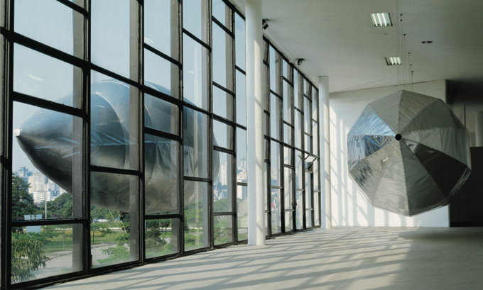 Aerolitos, 1987. Aluminium, iron, vinyl cover and helium. 9.84 x 9.84 x 36.08 ft. Aluminio, hierro, lona vinílica y helio 3,00 x 3,00 x 11,00 m XXV Bienal de San Pablo. Courtesy of the artist. Cortesía del artista.