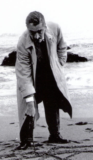 Claudio Girola dibujando en la arena