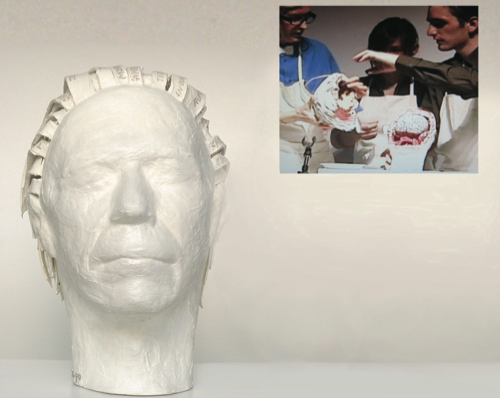 In collaboration with Carter Ratcliff, Portrait of the Poet Carter Ratcliff, solid paint head with projection of the video The Anatomy Lesson explaining the work’s interior, acrylic paint and video, 26 x 26 x 26 in., 1998-2005. Courtesy Alejandra Von Hartz, Miami, and Henrique Faría Fine Art, New York En colaboración con Carter Ratcliff, Retrato del poeta Carter Ratcliff, cabeza de pintura maciza con proyección del video La lección de anatomía que explica el interior de la obra, acrílico y video, 66 x 66 x 66 cm., 1998-2005. Cortesía Alejandra Von Hartz, Miami, y Henrique Faría Fine Art, Nueva York.