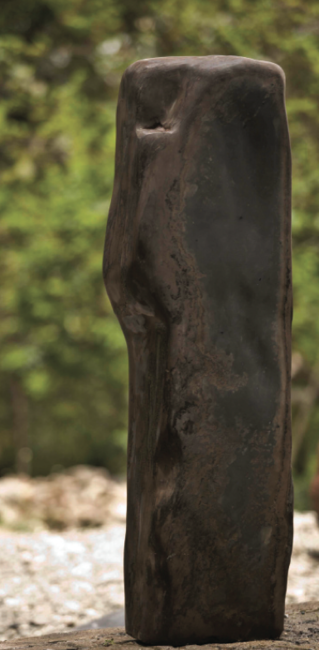 Lookout, 2009. Carved shale. 55 x 13.7 x 4.7 in. approx. Vigia, 2009. Lutita tallada, 140 x 35 x 12 cm aprox.