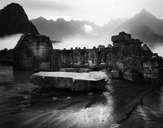 Machu Picchu. Cuzco, Perú 2005-2007. Digital print with charcoal ink on cotton paper. 25 x 20 in. Ampliación digital en papel de algodón con impresión de tinta de carbón. 64 x 51.5 cm. Courtesy/Cortesía: Galería Patricia Ready