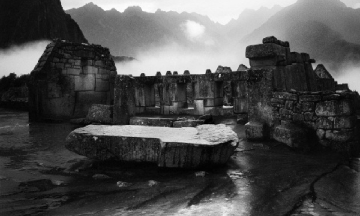 Machu Picchu. Cuzco, Perú 2005-2007. Digital print with charcoal ink on cotton paper. 25 x 20 in. Ampliación digital en papel de algodón con impresión de tinta de carbón. 64 x 51.5 cm. Courtesy/Cortesía: Galería Patricia Ready