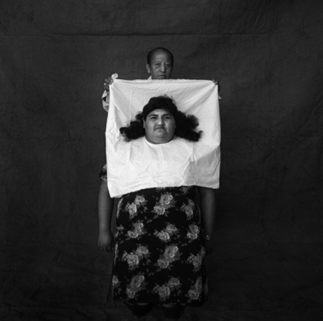 Father and daughter / Padre e Hija. Paucartambo, Cuzco, Perú 1999. Digital print with charcoal ink on cotton paper. 31 x 31 in. Ampliación digital en papel de algodón con impresión de tinta de carbón. 80 x 80 cm. Courtesy/Cortesía: Galería Patricia Ready