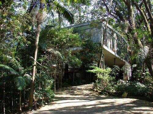Hans Ulrich Obrist inaugurates the first stage of his exhibition at  Lina Bo Bardi’s house in São Paulo.