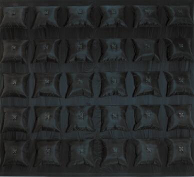 Monochrome respirant/Respirante monocromo, 2001. Cloth, fans, 102.4 x 120 in. Tela, ventiladores, 260 x 305 cm.