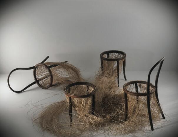 Chair, furry ensemble/Silla, conjunto peludo, 2006. Wood/madera.
