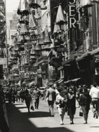 Florida Street, copy ca. 1960. Silver gelatin print, 9.4 x 11.8 in. Sameer Makarius. Reproduced in his book Buenos Aires, mi ciudad. Eudeba, 1963. Calle Florida, copia circa 1960. Gelatina de plata, 24 x 30 cm. Sameer Makarius. Reproducido en su libro Buenos Aires, mi ciudad. Eudeba, 1963.