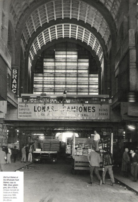 Old Fruit Market at the Wholesale Food Market, copy ca. 1960. Silver gelatin print, 9.4 x 11.8 in. Antiguo mercado de frutas en el Abasto, copia circa 1960. Gelatina de plata, 24 x 30 cm.