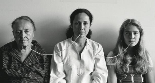 Ana María Maiolino. By a thread, from the series “Fotopoemacao”, 1976. Por un hilo, de la serie “Fotopoemacao”, 1976.