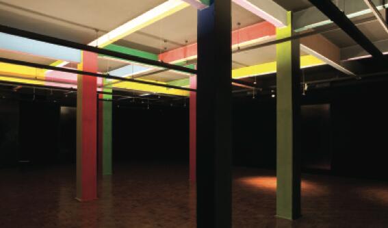 Luis Zerbini. Inferninho, 2010. Installation, reflective paint, smoke, sand, light, sound. The artist’s collection. Courtesy of Fortes Villaça Gallery. Commissioned by the Sao Paulo Biennial Foundation. Instalación, pintura reflectante, humo, arena, luz, sonido. Colección del artista. Cortesía Galería Fortes Villaça, San Pablo. Realizada por encargo de la Fundación Bienal de San Pablo.