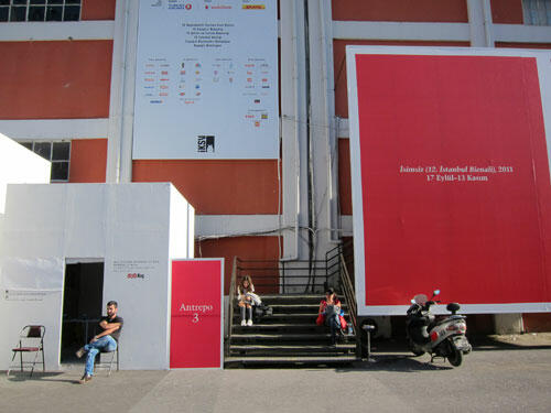 Outside view of the biennial/Vista del exterior de la bienal