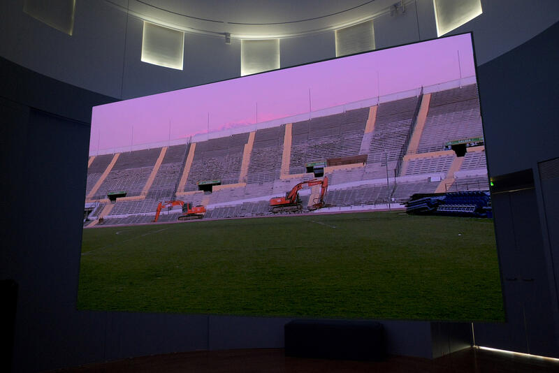ESTADIO NACIONAL 11.09.09 Santiago de Chile.2009  Vídeo Instalación de Doble proyección  sobre una Pantalla por anverso y reverso   con el mismo audio en BUCLE. 