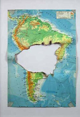 Horacio Zabala, Rica del Sur, 1974, impresiones de sello de goma sobre mapa impreso Cortesía del artista y Henrique Faria Fine Art, Nueva York