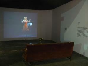 Ana Gallardo, A boca de jarro  2008  Videoinstalação  6'44"  Coleção da artista, Buenos Aires