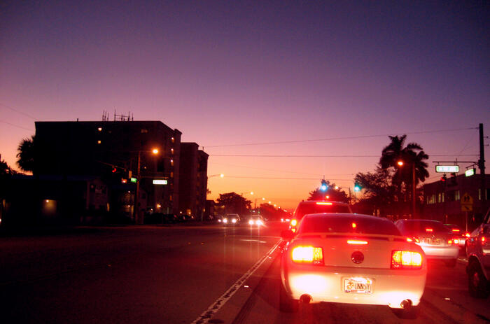 Fotografía 4: Adler Guerrier. “Untitled (ninetyfive Hollywood blvd. exit)”. Fotografía a color, 2010