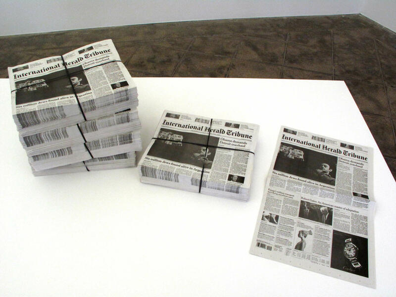  Lenny’s paper, 2009 Instalación 333 ejemplares manipulados del periódico HERALD TRIBUNE con Lenny Buce en portada Cortesía de ProjectSD, Barcelona  
