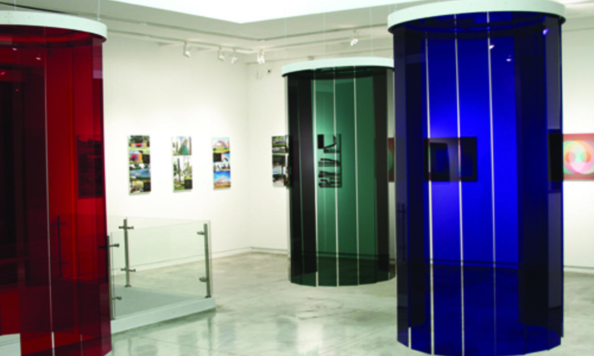 Showers of Chromatic Induction, 2009. Plexiglas, 82.7 in in height, 35.4 in. in diameter. Courtesy of La Cometa Gallery. Duchas de inducción cromática, 2009. Plexiglás, 210 cm. altura, 90 cm. diámetro. Cortesía: Galería La Cometa.