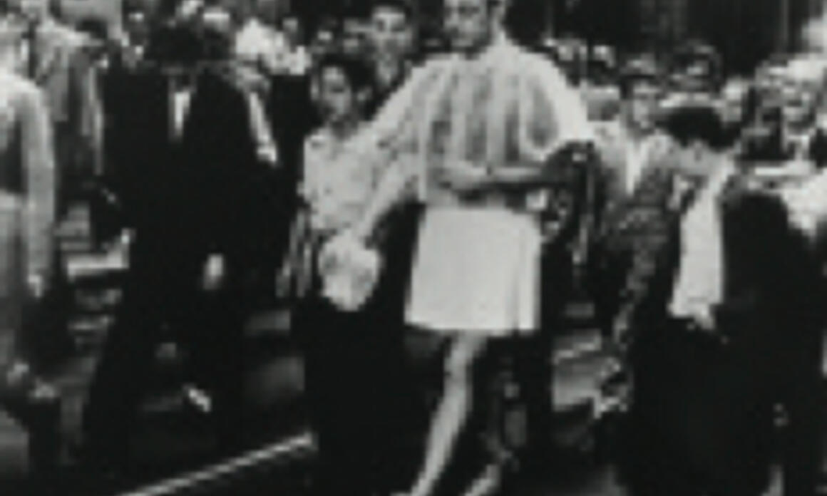 Flavio de Carvalho. Experiencia No3, 1956. “Nuevo traje de verano para hombres”. Foto B/N. Colección Museo de Arte Brasileiro - FAAP.