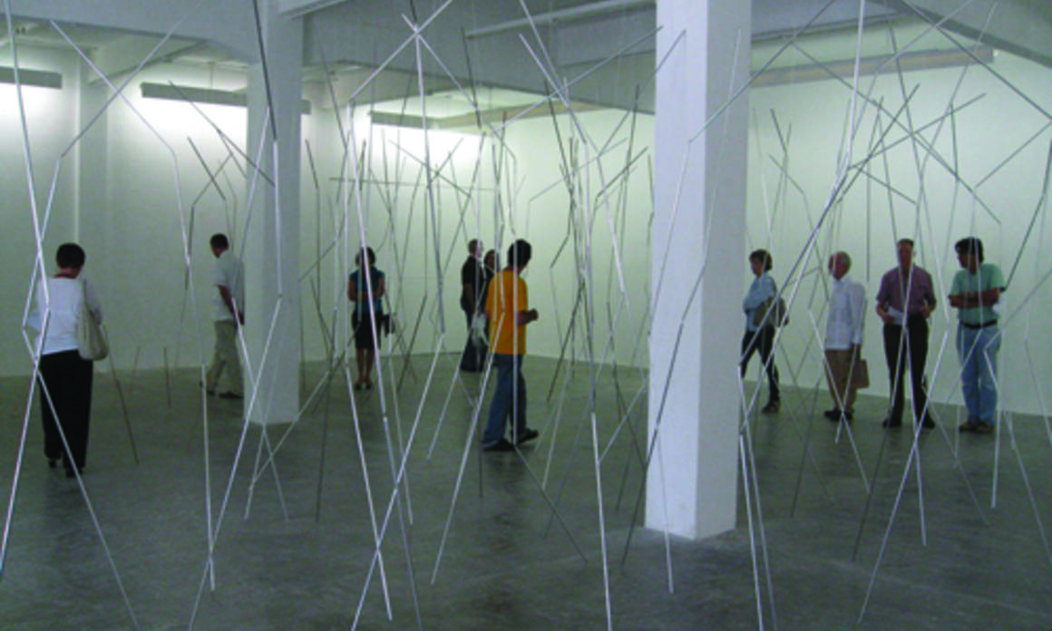 Mobile objects (three images in white), 2011. Video based on photographs. Objetos movientes (tres imágenes en blanco), 2011. Video en base a fotografías. Photo/Foto: Beatriz Sogbe