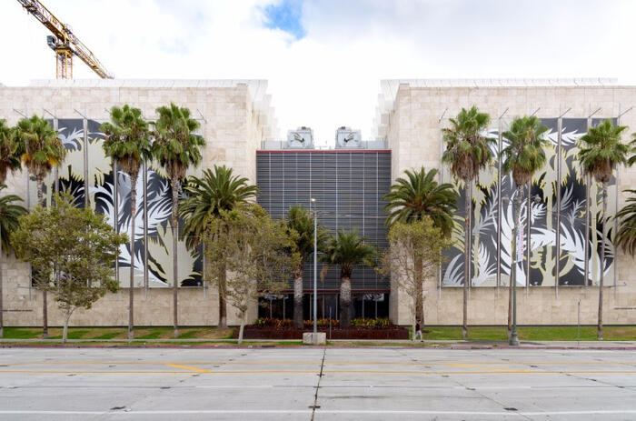 Argentine artists intervene the facade of a museum in Los Angeles
