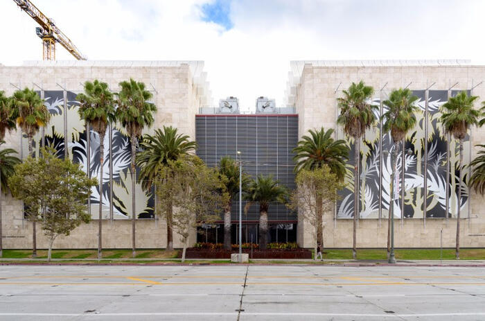 Argentine artists intervene the facade of a museum in Los Angeles Argentine artists intervene the facade of a museum in Los Angeles