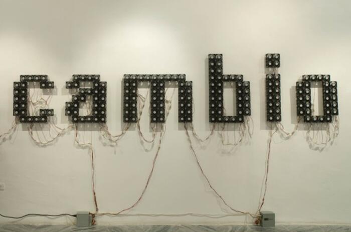 Alejandro González. Sin Título. Instalación, 178 ventiladores de equipos electrónicos. 100 x 330 cm, 2009 Alejandro González. Sin Título. Instalación, 178 ventiladores de equipos electrónicos. 100 x 330 cm, 2009