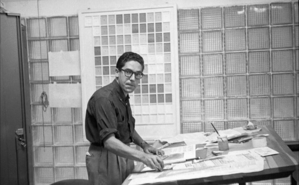 Carlos Cruz-Diez en su taller de diseño, Revista Momento, Caracas 1957. Ph: Estate of Carlos Cruz-Diez - Bridgeman Images, Madrid, 2021