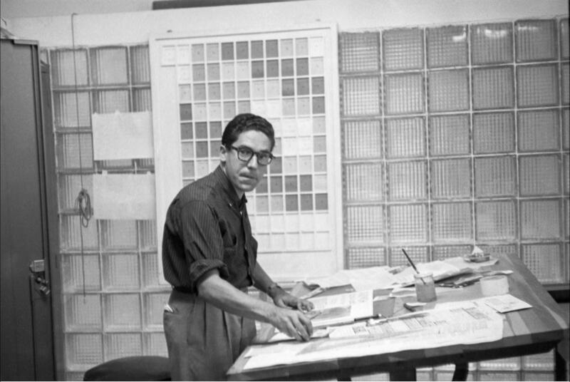 Carlos Cruz-Diez en su taller de diseño, Revista Momento, Caracas 1957. Ph: Estate of Carlos Cruz-Diez - Bridgeman Images, Madrid, 2021