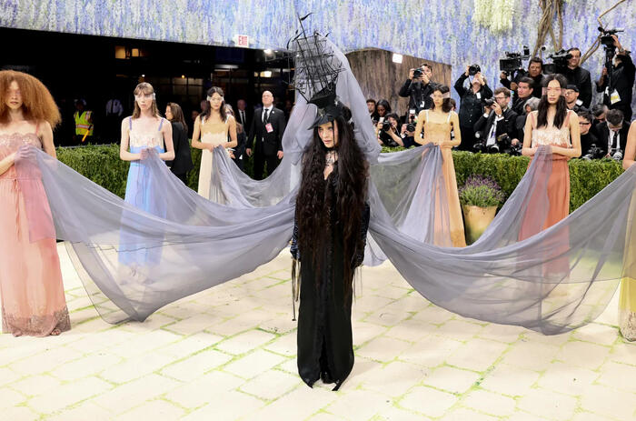 WHEN FASHION MEETS ART: QUOTES, BODIES, AND POWER AT THE MET GALA
