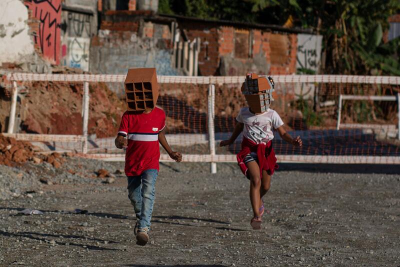 FROM MINUJÍN TO DE ANDRADE: A LUDIC INTERACTION WITH THE MNAD COLLECTION