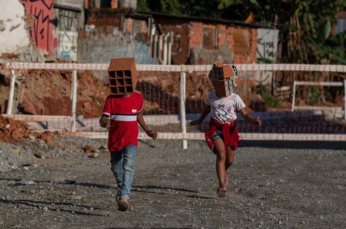 FROM MINUJÍN TO DE ANDRADE: A LUDIC INTERACTION WITH THE MNAD COLLECTION