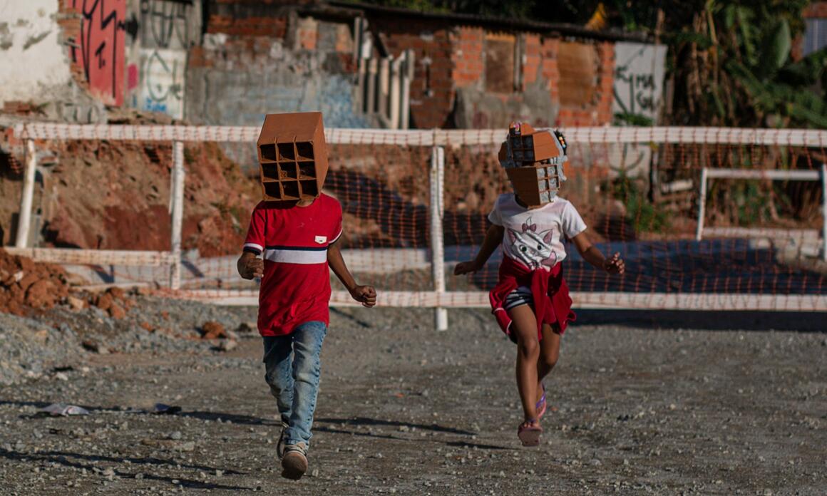 FROM MINUJÍN TO DE ANDRADE: A LUDIC INTERACTION WITH THE MNAD COLLECTION