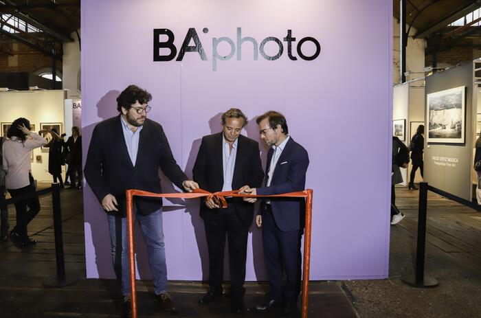 Avelluto, Costa Peuser y Avogadro cortando la cinta en la inauguración de BAphoto 2018. Ph: Francisca Etchegaray. Avelluto, Costa Peuser y Avogadro cortando la cinta en la inauguración de BAphoto 2018. Ph: Francisca Etchegaray.