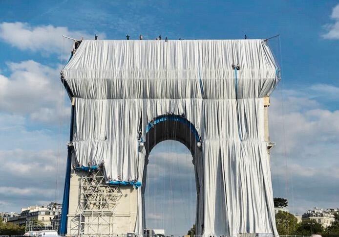 L'ARC DE TRIOMPHE, VICTIM OF ART