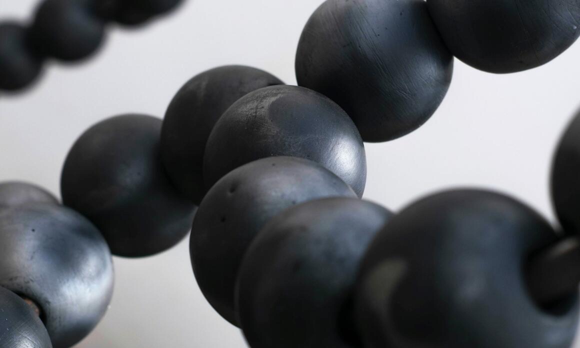 OFFERING TO THE SUN, THE EXHIBITION OF FLORENCIA SADIR THAT EXPLORES THE GROUND AND ITS POSSIBILITES