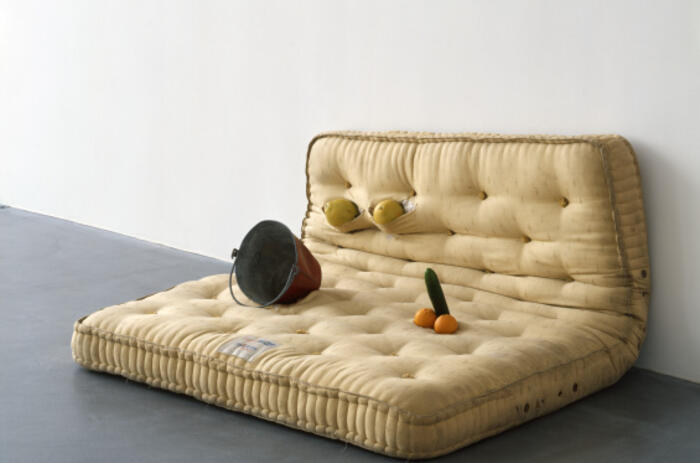 Sarah Lucas, Aun Naturel, 1994. Ph: Sadie Coles. Sarah Lucas, Aun Naturel, 1994. Ph: Sadie Coles.